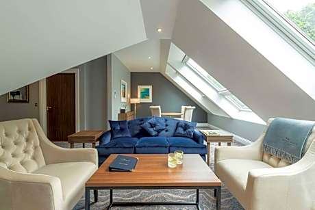 King Suite - Converts to Twin Beds