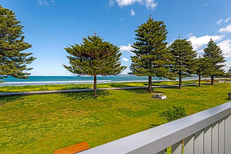 Whispering Sands Beachfront Motel