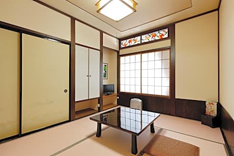 Japanese-Style Economy Room with Street View