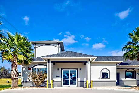 Studio 6-Pleasanton, TX