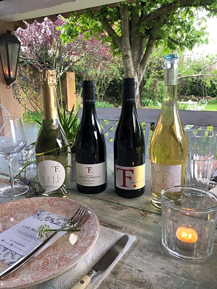 Les Romarins B&B, 10 min d'Uzès, piscine et grand jardin, Table d'hôte