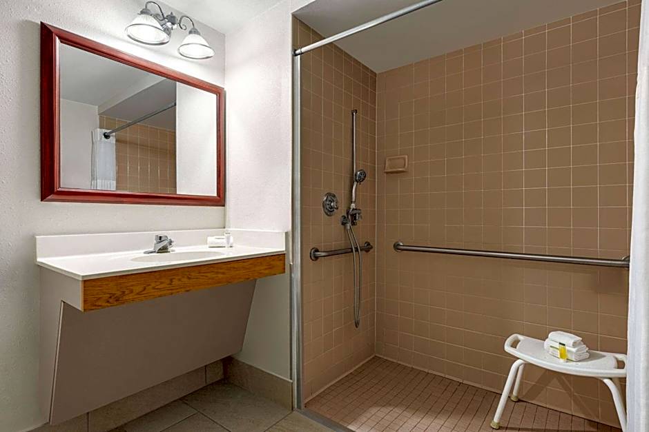 Super 8 by Wyndham Germantown/Milwaukee