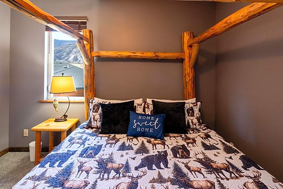 Bison Lodge - Lg Home - 2 bedrooms - less than 5 miles to Yellowstone North Entrance, Sleeps up to 8