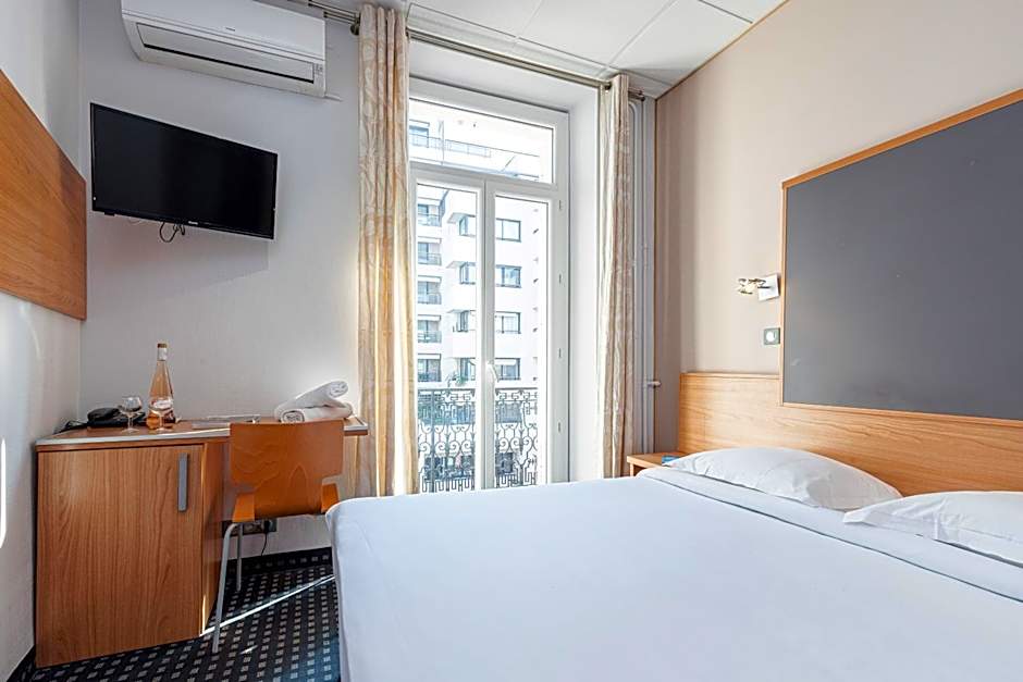 Modern Waikiki Hotel