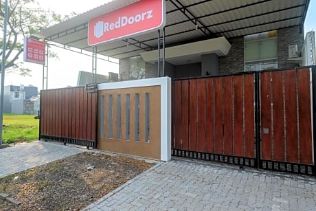RedDoorz near Kawasan Bandara Ahmad Yani Semarang 2