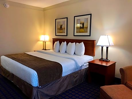 Accessible - 1 King Non-Smoking Comm Assist Microwave And Mini-Refrigerator Wi-Fi Full Breakfast