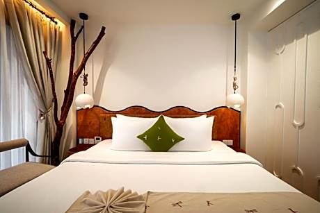 ME Signature Suite with High-Floor Balcony