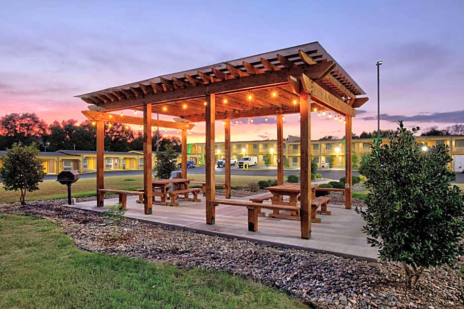 Super 8 by Wyndham Palestine TX