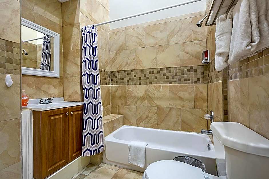 Stylish 4BR condo in Downtown by Hosteeva