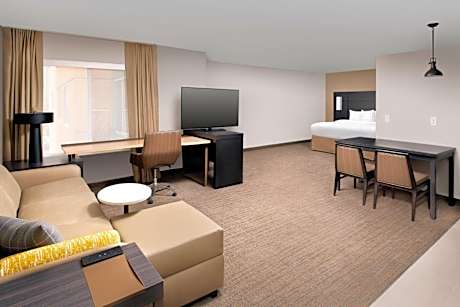 King Studio with Sofa Bed and Adapted Tub - Mobility Accessible