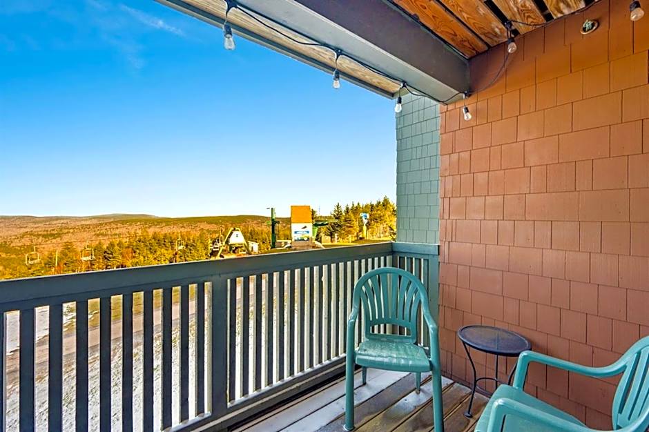HH 207 Ski-InOut Sunrise Views Village Steps Sleeps 4