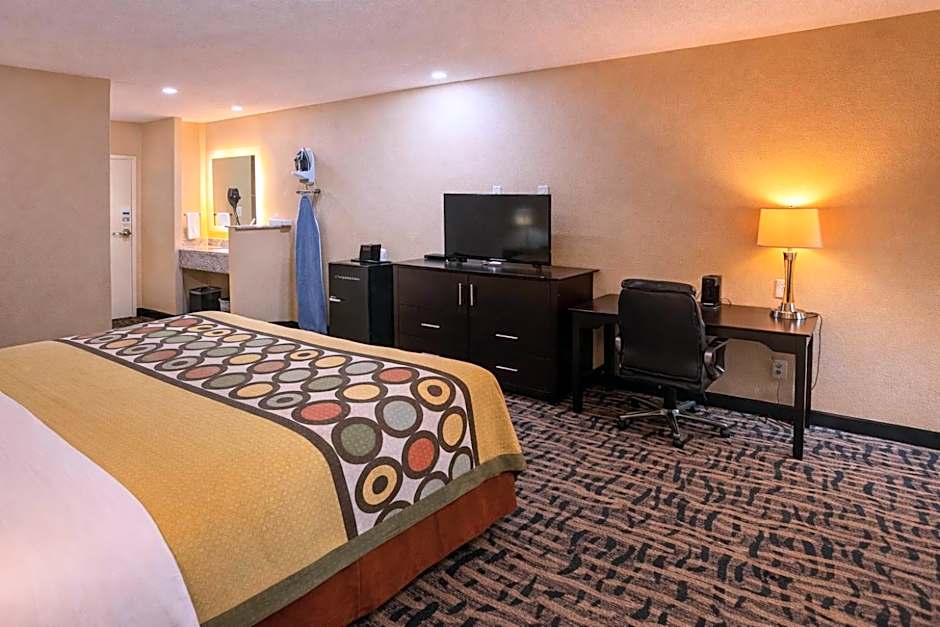 Super 8 by Wyndham Pasadena