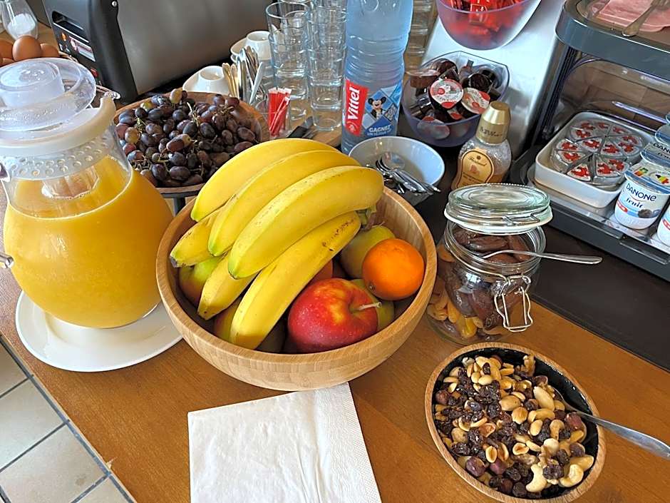 Hotel Westendia and Free Parking Top Breakfast