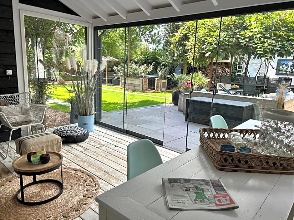 Casa aan de Plas, B&B met sauna en hottub of jacuzzi