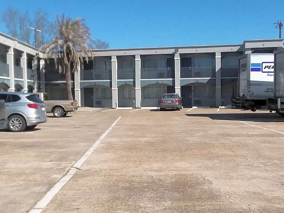 Howard Johnson by Wyndham Historic Lake Charles