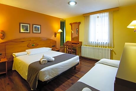 STANDARD TRIPLE ROOM (2 ADULTS + 1 CHILD)