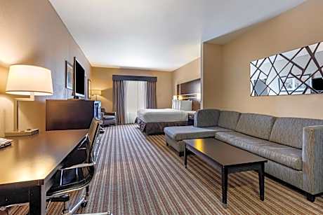 Two-Bedroom Suite with One King and Two Queen Beds