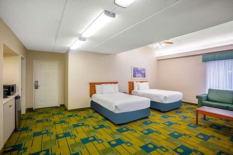 Super 8 by Wyndham Eagle Pass