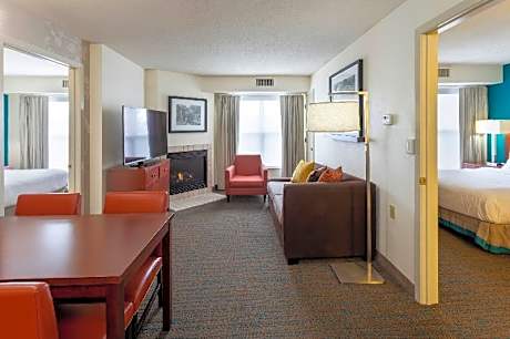 2 Bedroom Larger Suite, Bedroom 1: 1 Queen, Bedroom 2: 1 Queen, Sofa Bed
