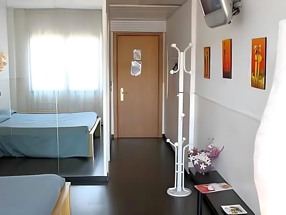 Photo 1 of 2 of Single Room