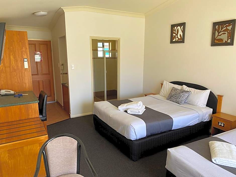 Emerald Explorers Inn