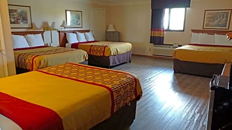 4 Queen Beds Suite Non-Smoking