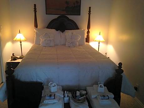 Queen Suite with Lake View