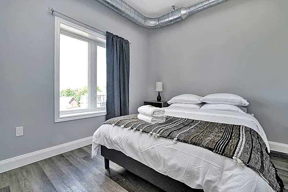 High-end condo downtown Kingston near RMC Queens