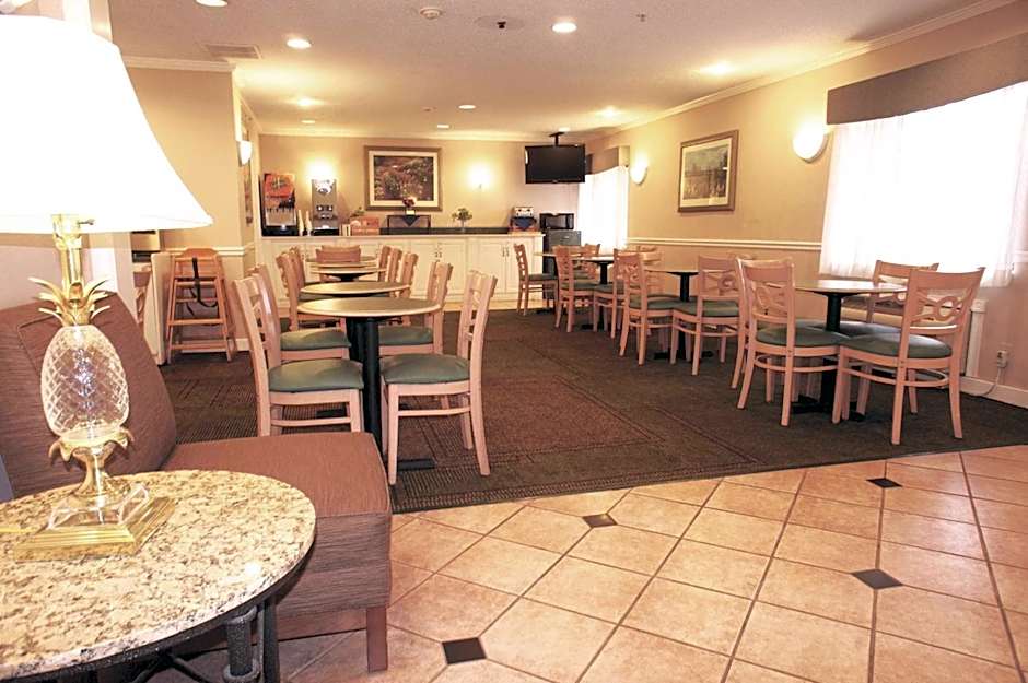 La Quinta Inn & Suites by Wyndham Detroit Canton
