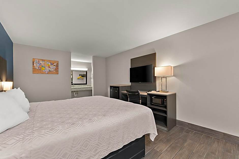 Econo Lodge Inn & Suites