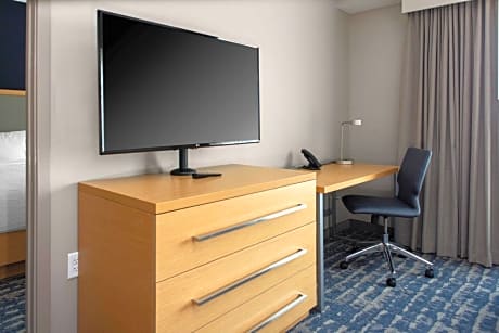 One Bedroom Suite, Partial Oceanview, Two Queen Beds, Sofa Bed with Balcony