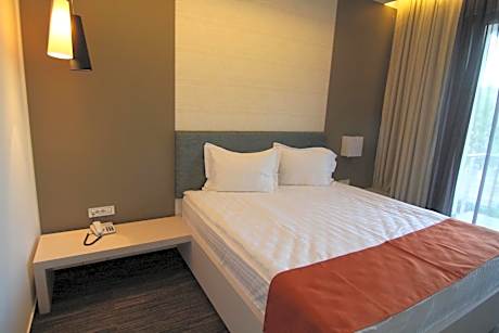 Economy Double Room with City View without Balcony