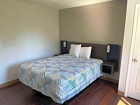 1 Queen Bed | ADA/RI Shower/Nsmk/Kitchen