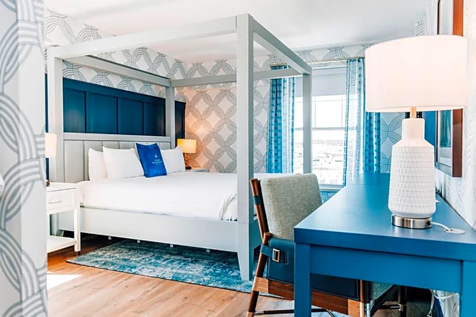 Salem Waterfront Hotel & Suites