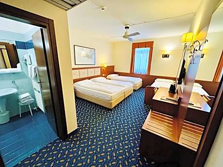 Family Room (2 Adults + 2 Children)