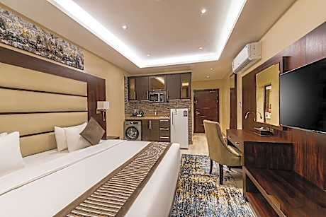 Deluxe - 1 Queen Bed