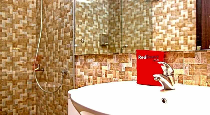 RedDoorz Near Trans Studio Mall 2