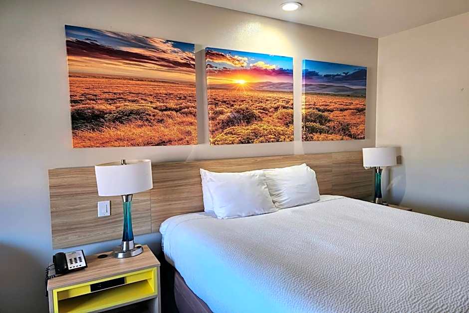 Days Inn & Suites by Wyndham Katy
