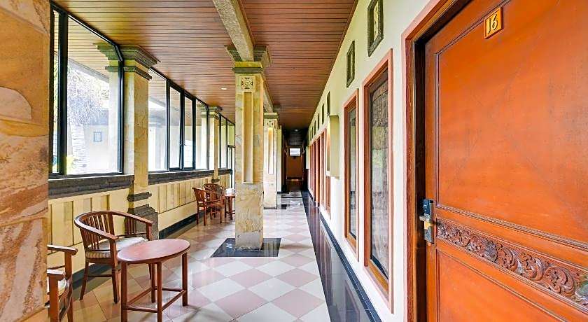 Super OYO Townhouse Oak Maxi Hotel Legian