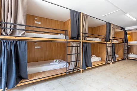 Single Bed in Mixed Dormitory Room