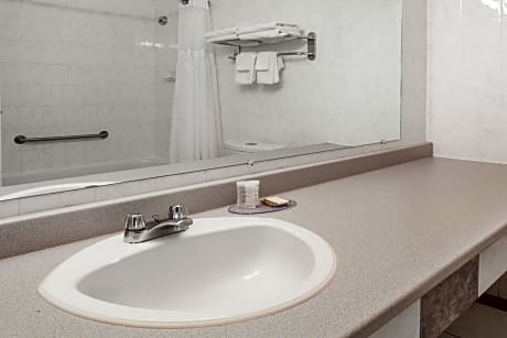 Studio with Two Queen Beds - Non-Smoking