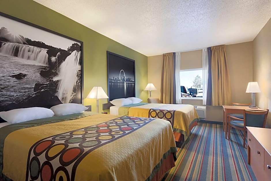 Super 8 by Wyndham Lees Summit
