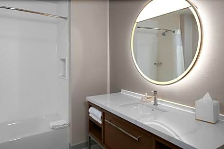 One-Bedroom Queen Suite with Two Queen Beds, Downtown Thomasville View and Sofa Bed