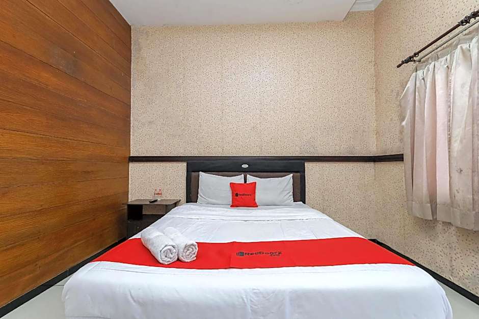 RedDoorz Plus near Museum Angkut Batu 4
