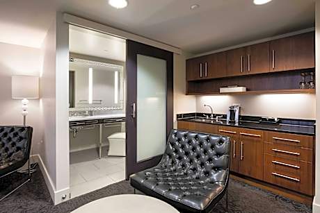 Suite, Bi-level Loft, In Loft: 1 King