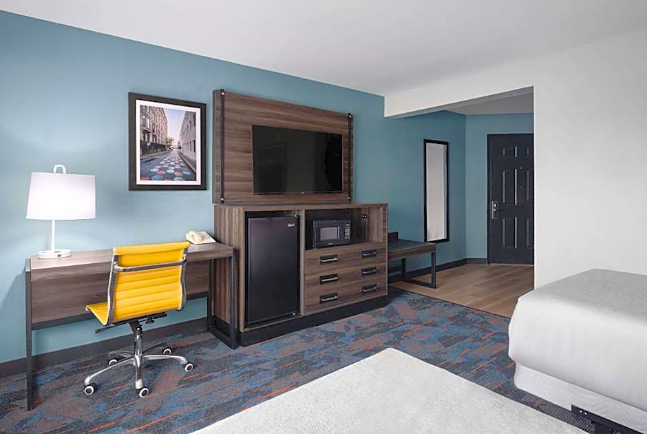 La Quinta Inn & Suites by Wyndham Greensboro