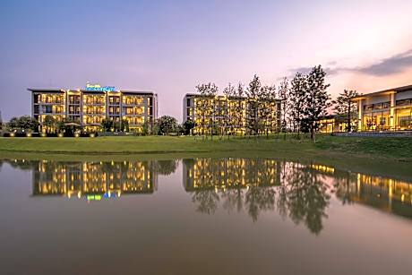 GreenVille Laguna Hotel