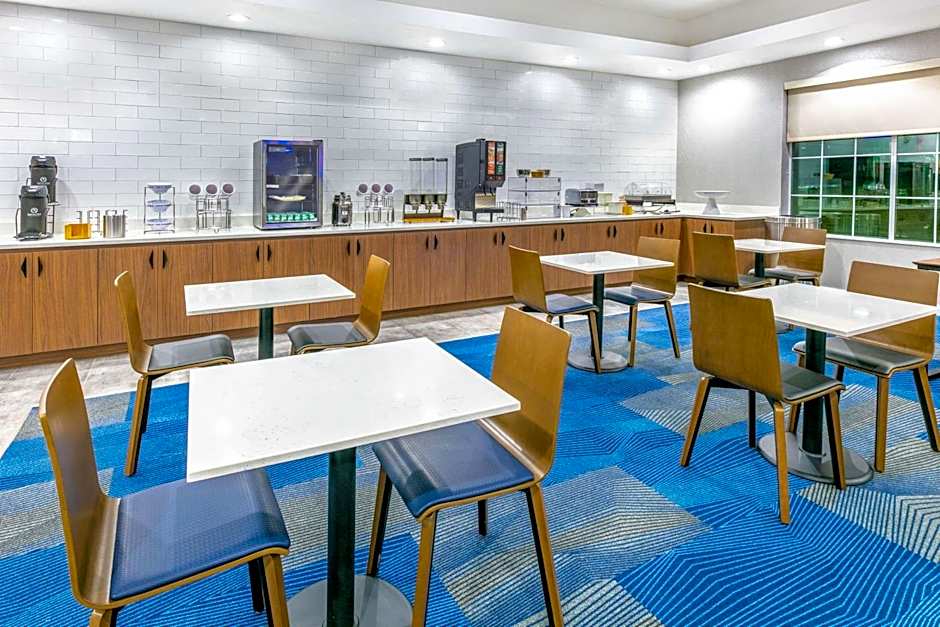 La Quinta Inn & Suites by Wyndham Jacksonville TX