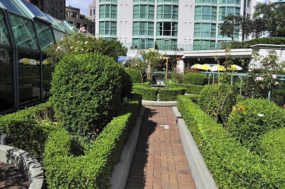 Rosedale on Robson Suite Hotel