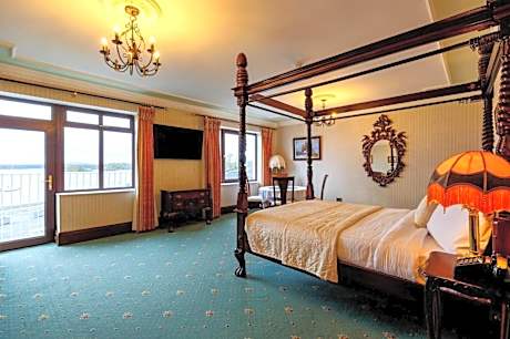 Lakeside Manor Hotel
